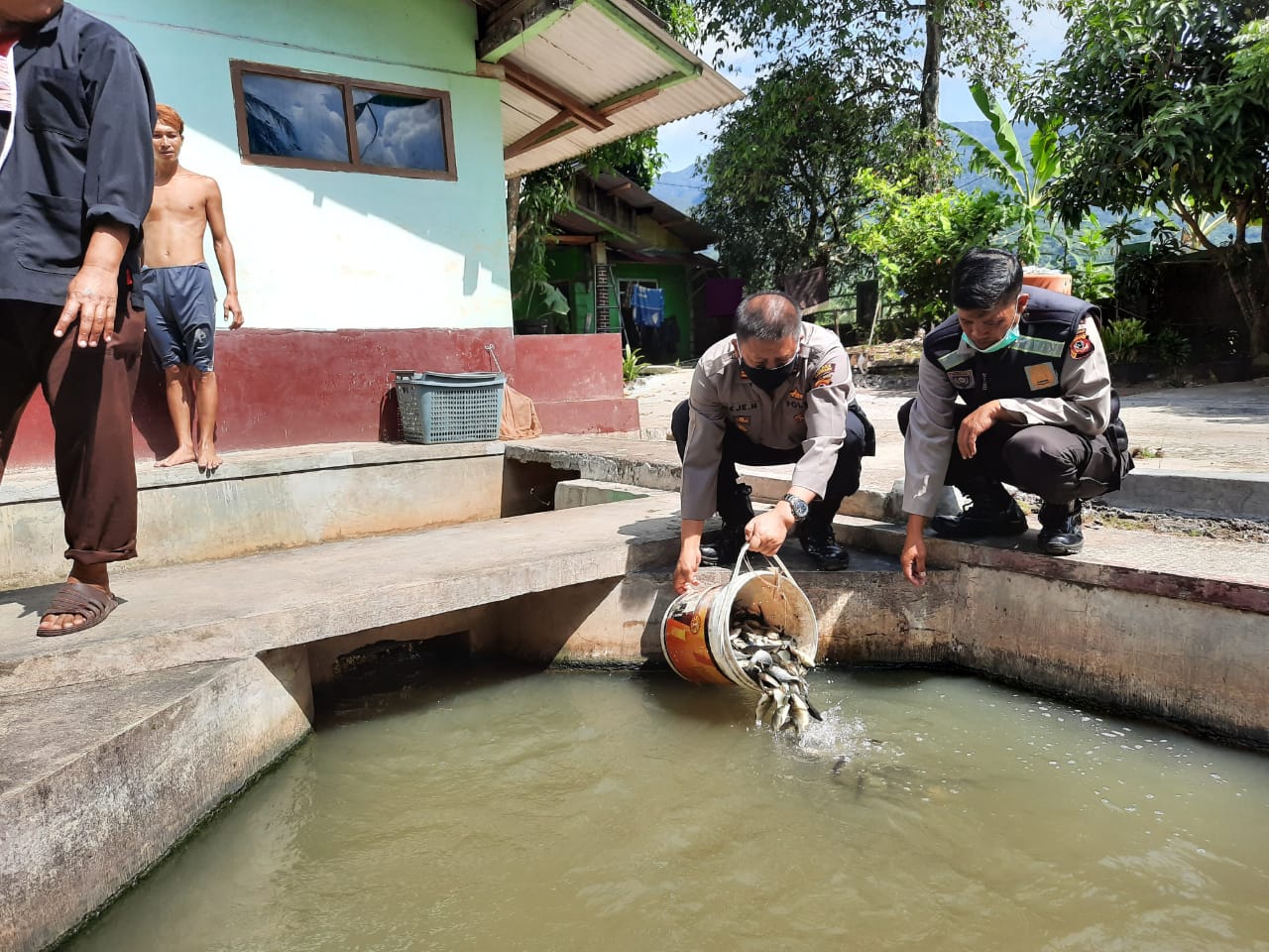 Kuatkan Ketahanan Pangan, Kapolsek Conggeang Sumedang Tebar Benih Ikan 